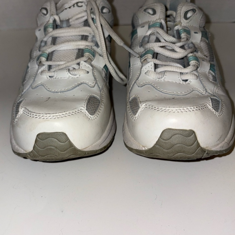 Vionic 8.5 white sneakers cat household so will have cat hair